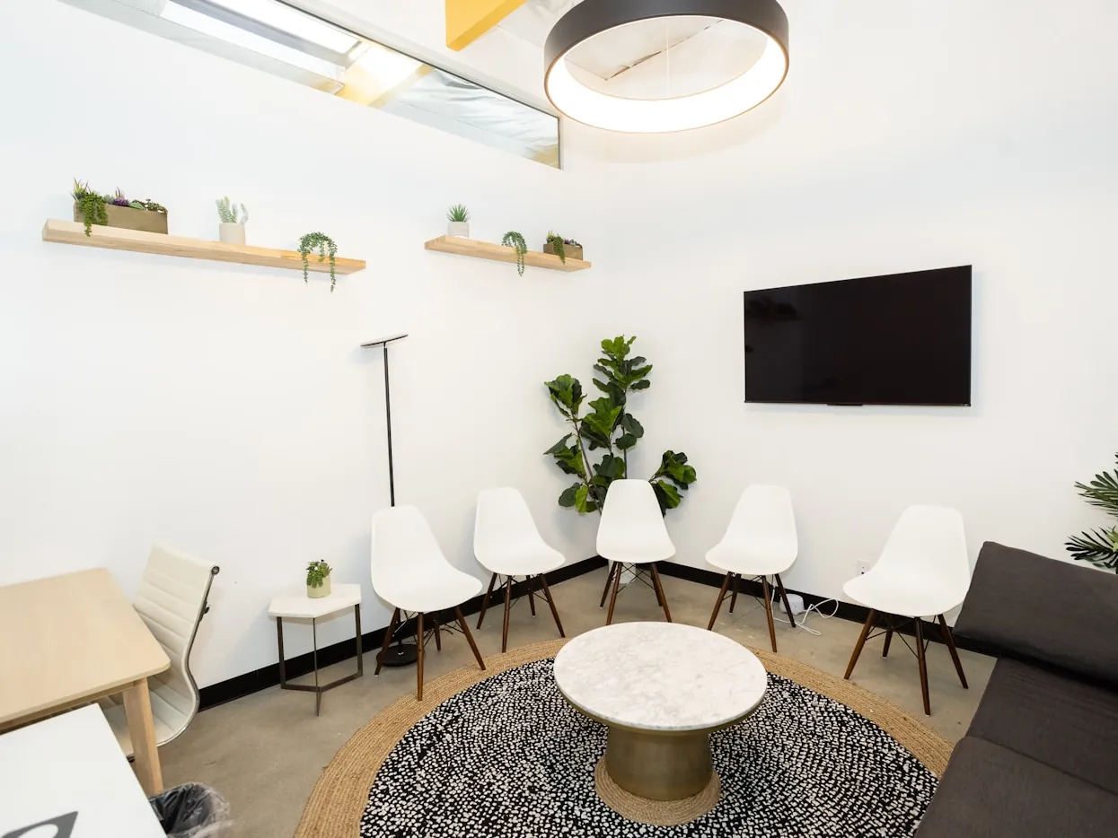 La sala d'espera de la clínica, amb butaques i plantes